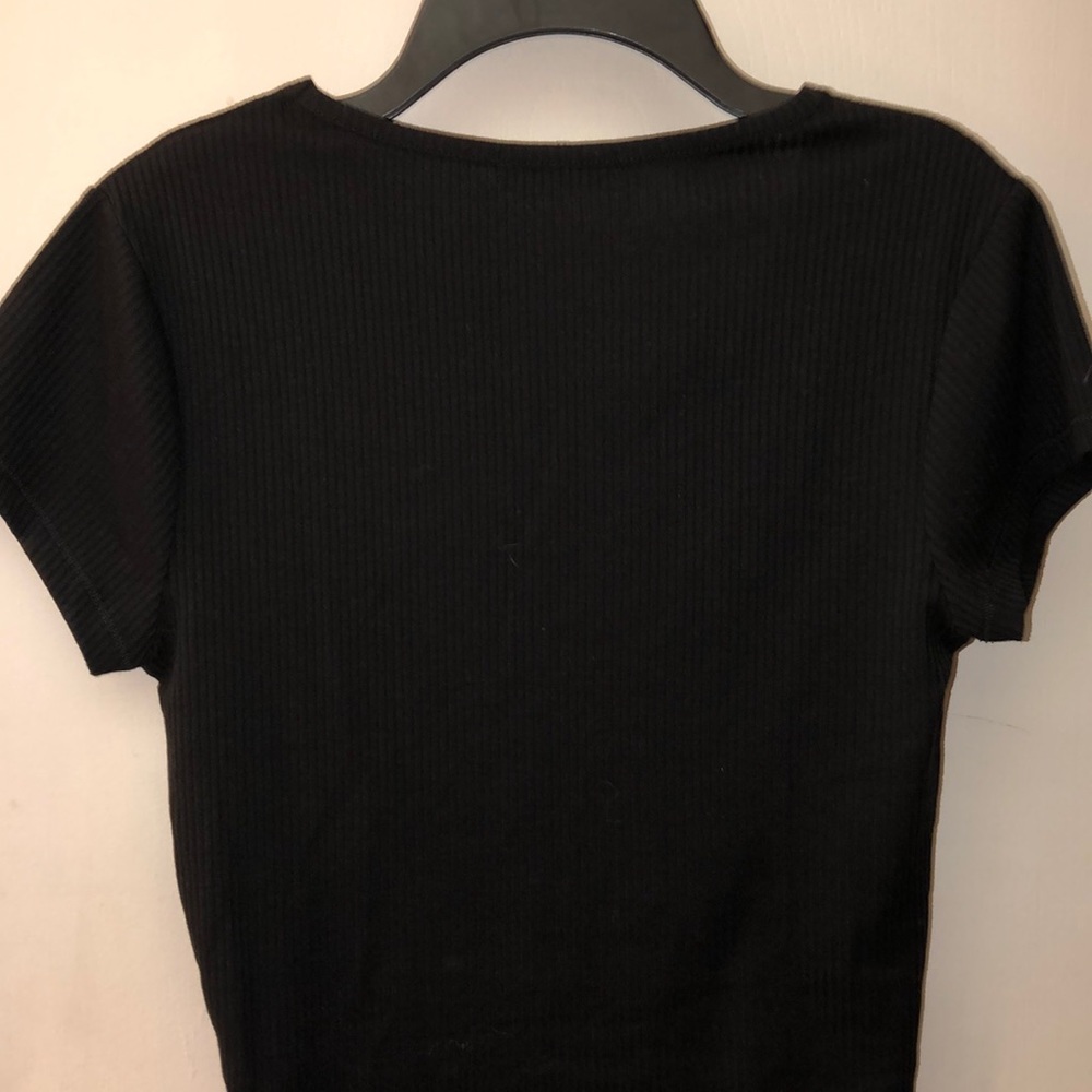 Two Cropped V Neck Ribbed Shirts - Picture 6 of 7